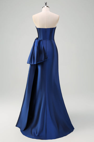 Robe de bal longue plissée sans bretelles bleu foncé avec accent de nœud drapé
